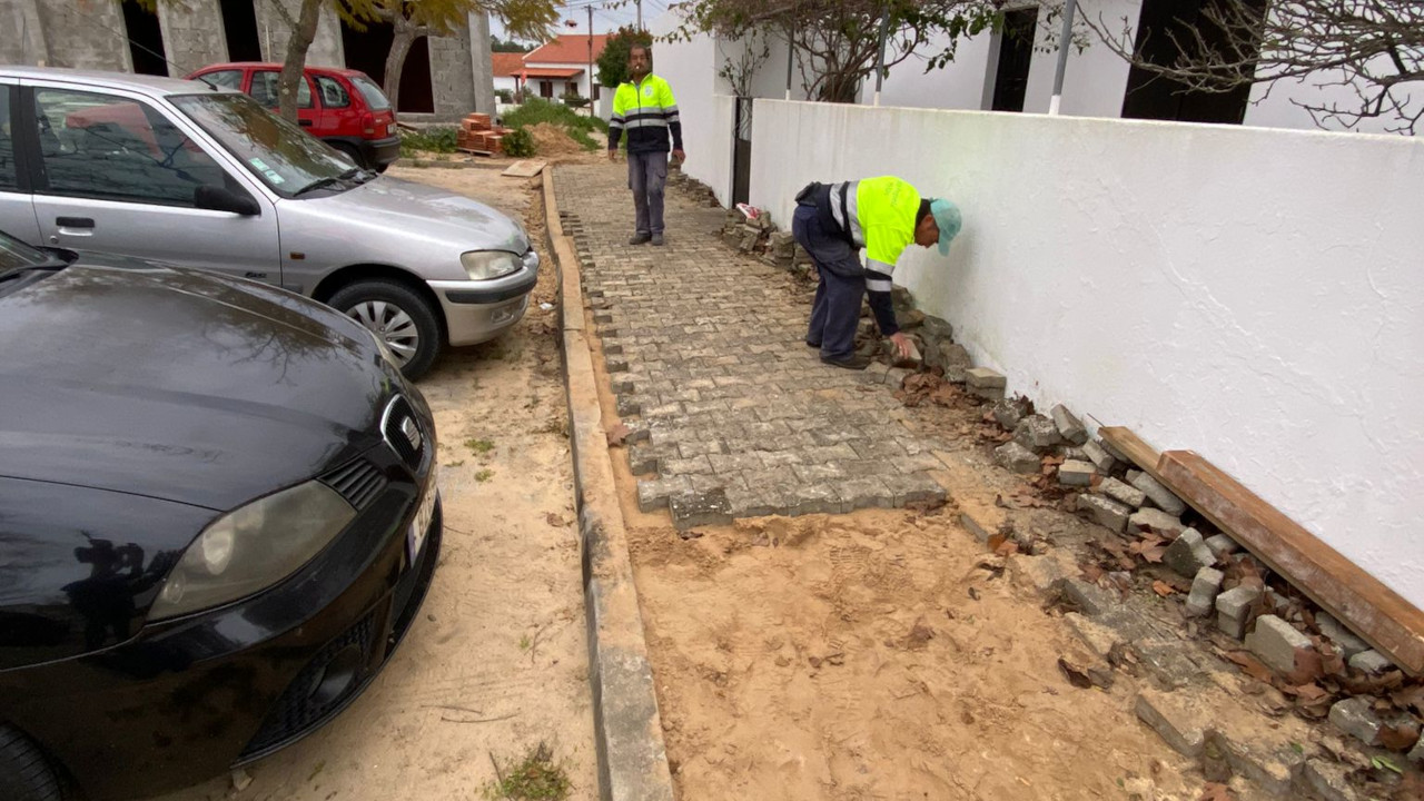 Reposição de pavimento no Largo Capitães de Abril