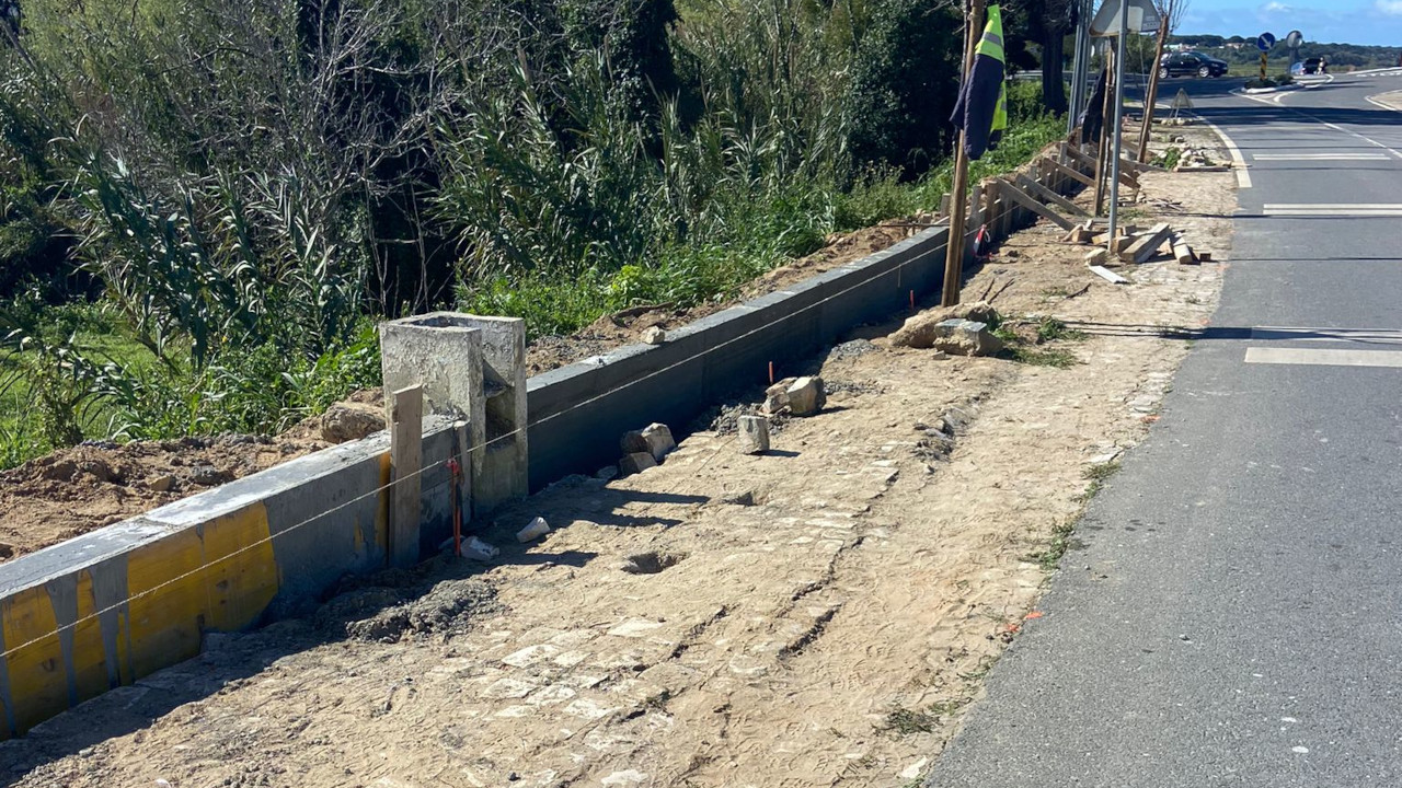 Construção de um muro de suporte de terras na entrada da Aldeia